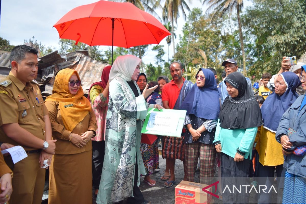 TP-PKK Kabupaten Solok serahkan bantuan untuk korban kebakaran