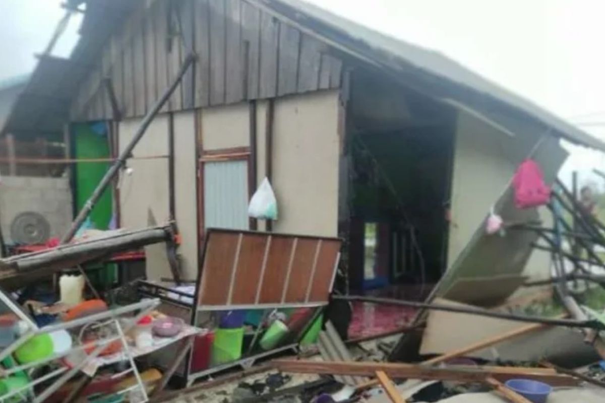 Dua rumah warga Desa Takisung disapu puting beliung