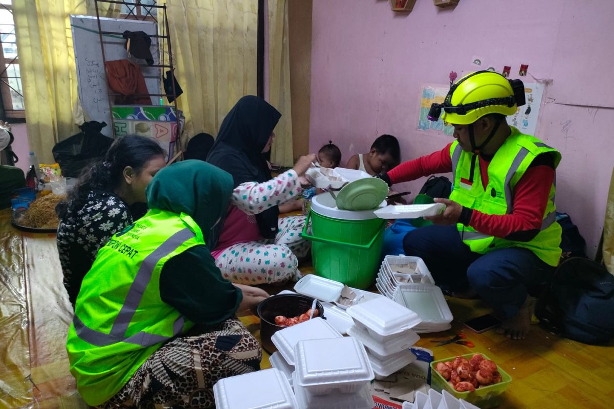 IZI Sulsel mendirikan dapur umum untuk korban banjir Makassar
