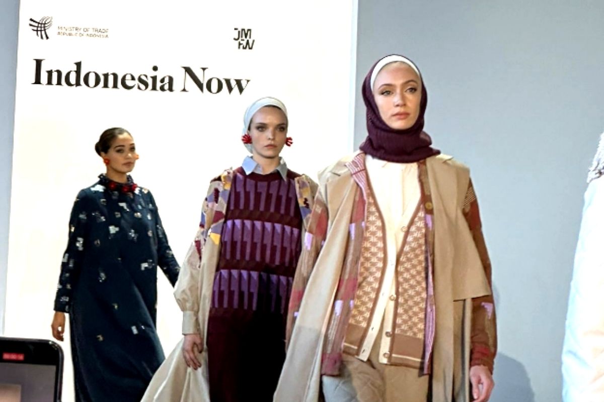 Catatan Ilham Bintang -Nonton Show Indonesia Now di Pekan Mode New York