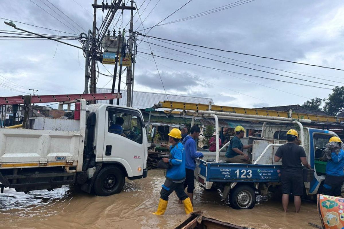 PLN NTB normalkan 70,4 persen listrik pelanggan terdampak banjir