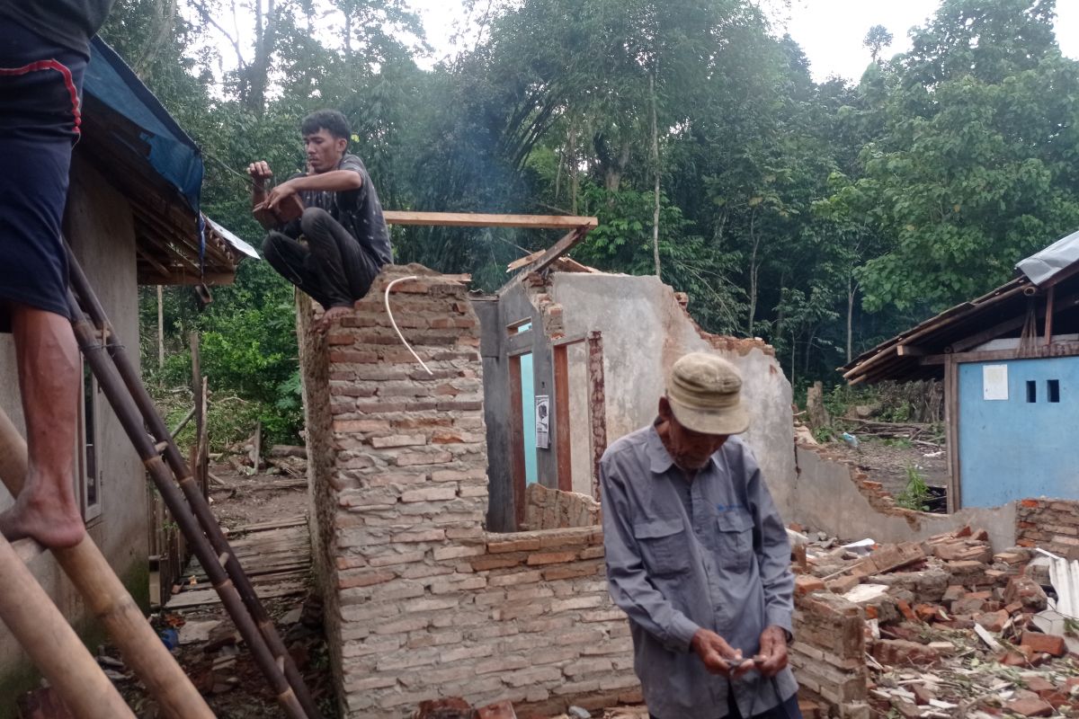 Warga Kabupaten  Lebak diminta waspada hujan lebat disertai angin kencang