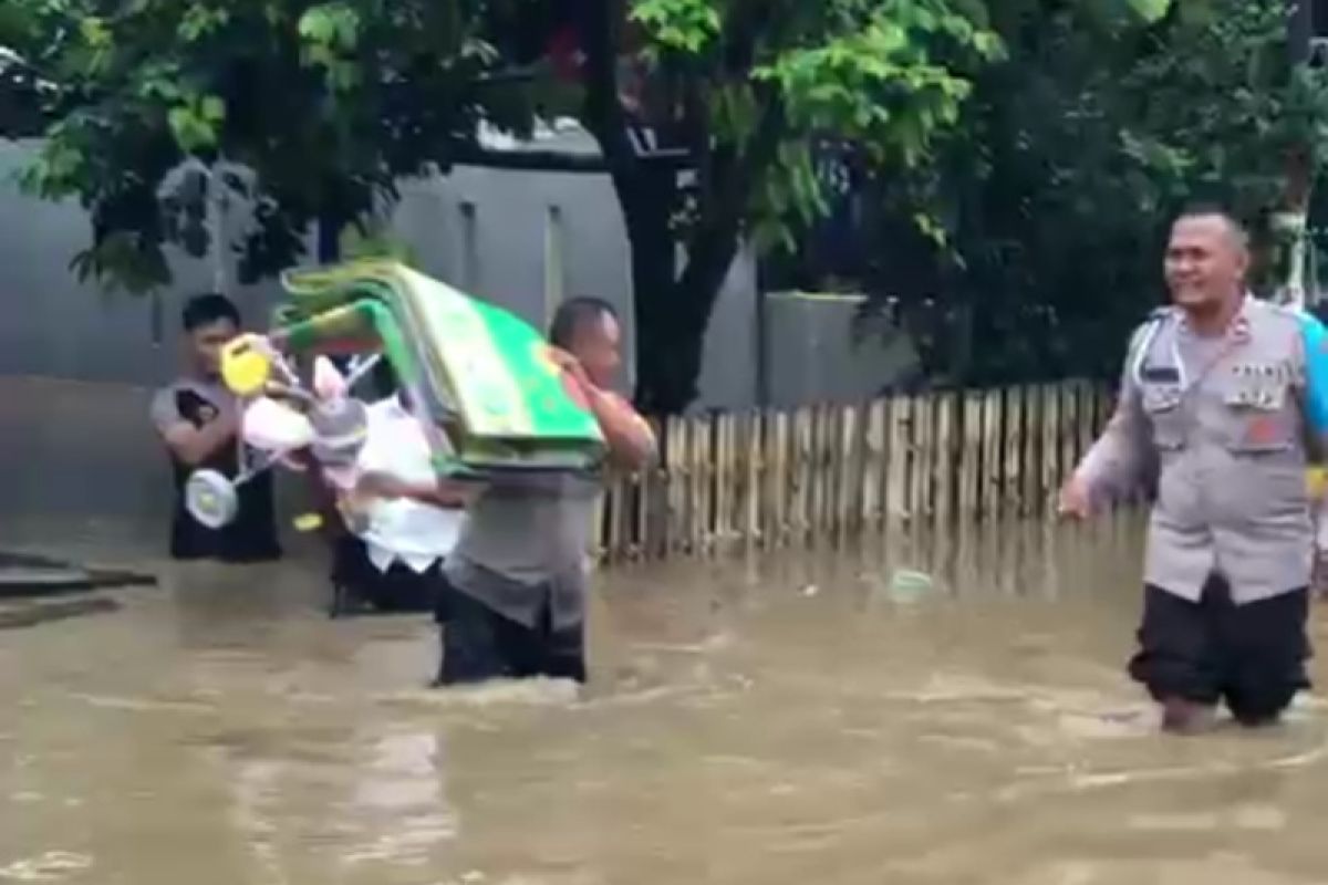 Polisi bantu korban banjir di 5 Desa di Sumbawa Barat