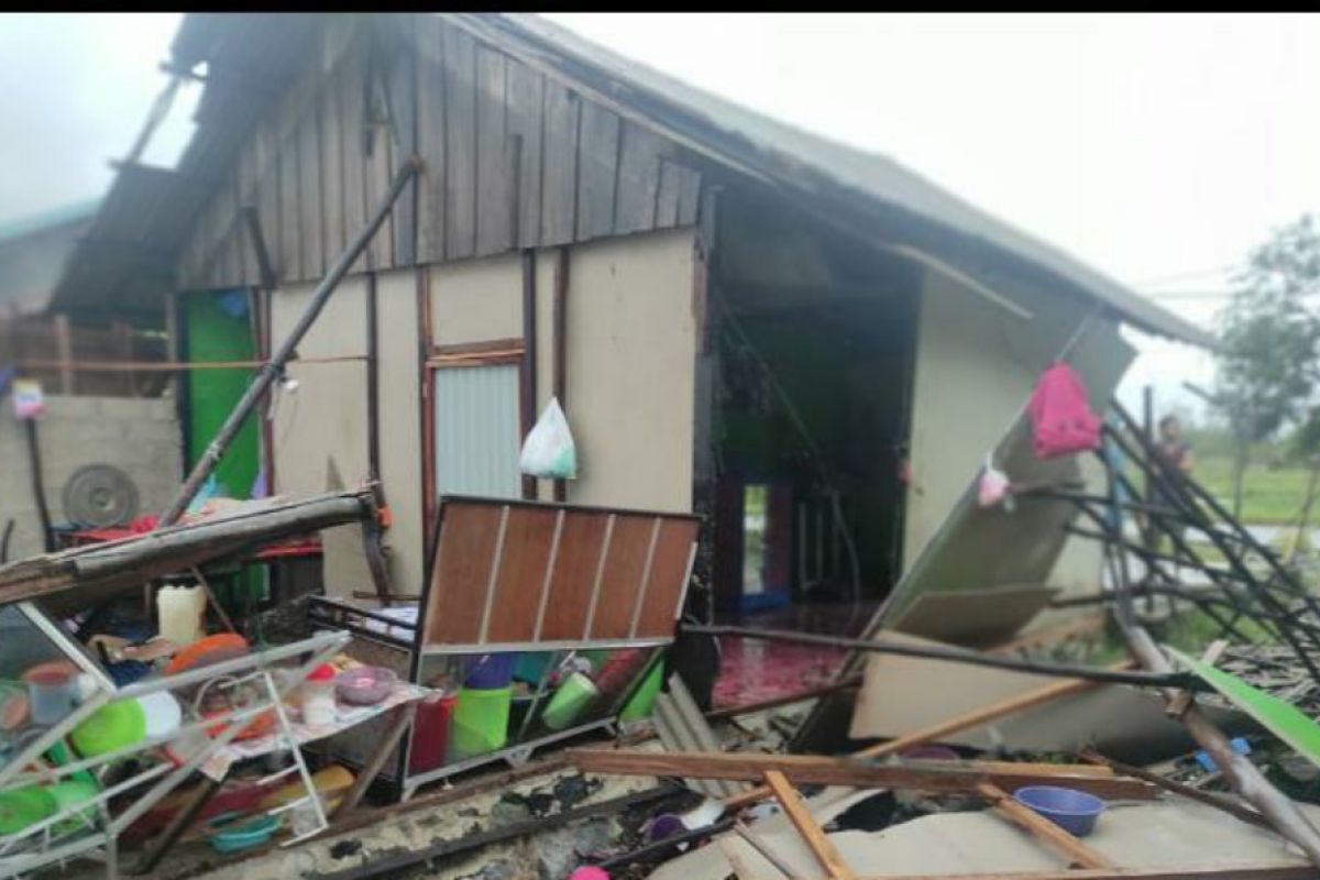Dua rumah warga Desa Takisung rusak dihantam angin puting beliung