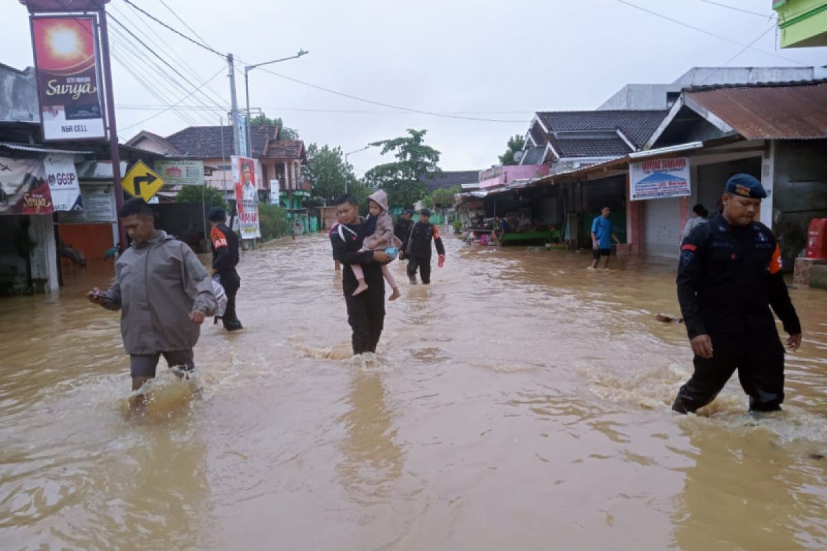 Anggota Brimob Polda NTB bantu korban banjir di Sumbawa Barat