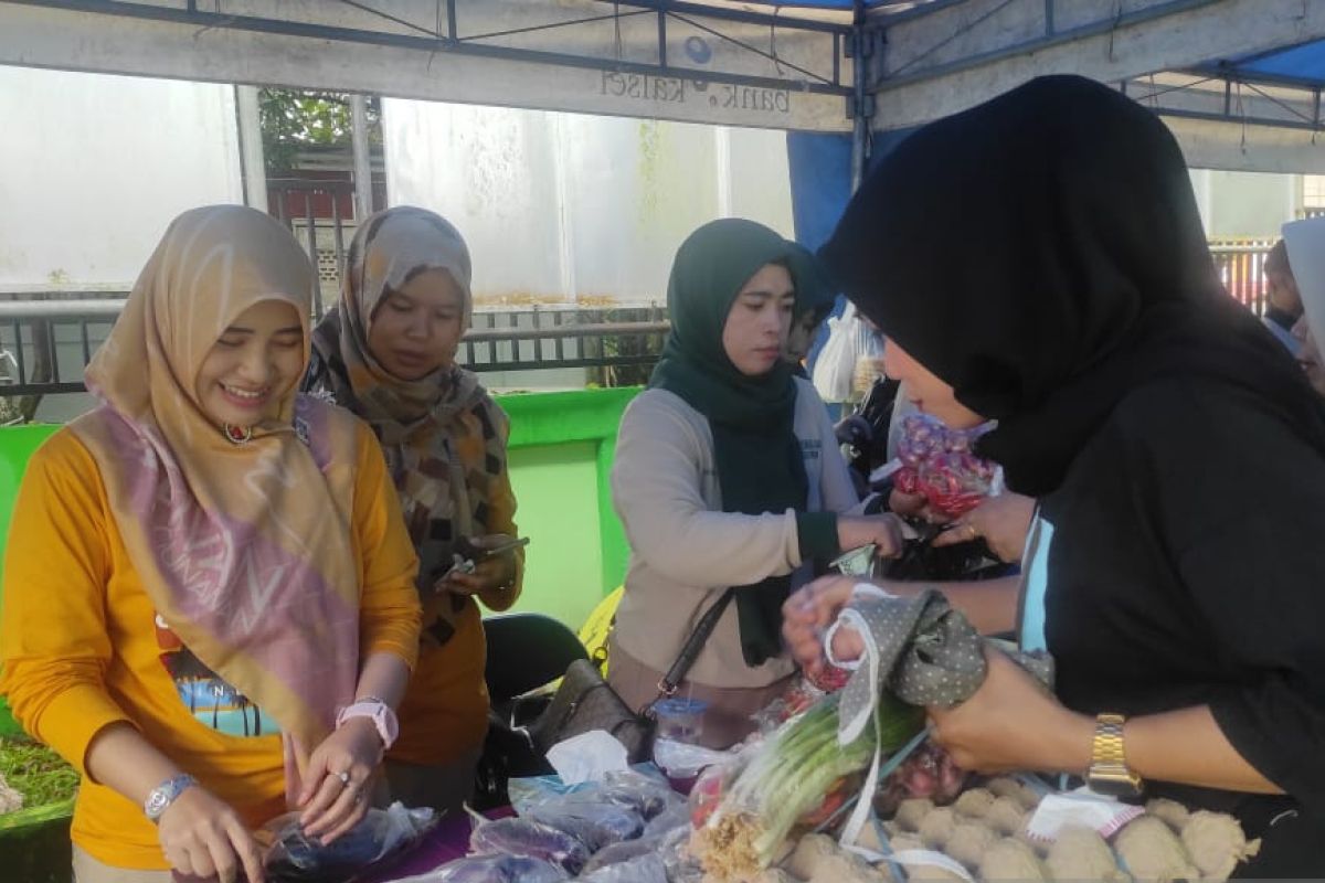 Pasar murah Banjarbaru jual telur Rp23 ribu per kilogram diserbu warga