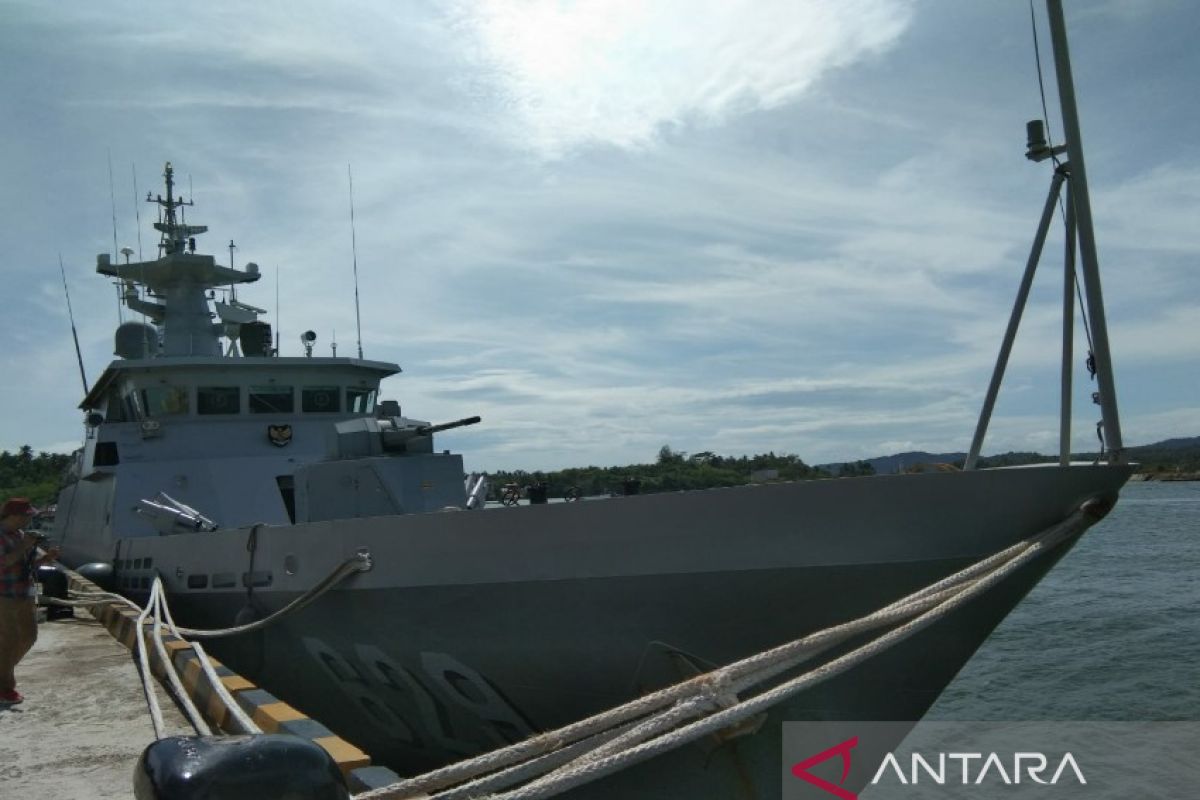 Sebanyak dua kapal perang TNI AL patroli keamanan laut di perairan Sulawesi