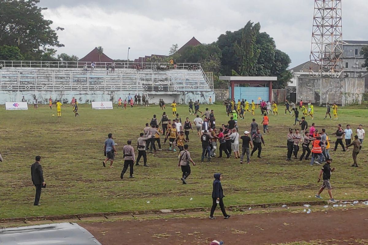 Pertandingan Liga 3 antara Persiter vs Persihalut diwarnai kericuhan