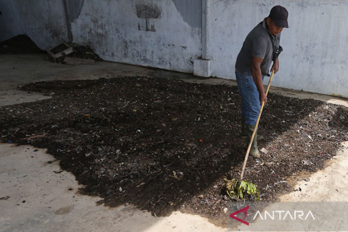 FOTO - Produksi pupuk kompos untuk taman kota