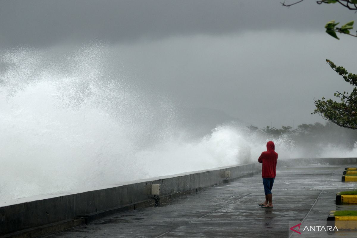 BMKG: masyarakat pesisir waspadai gelombang tinggi 4 meter 18-19 Februari