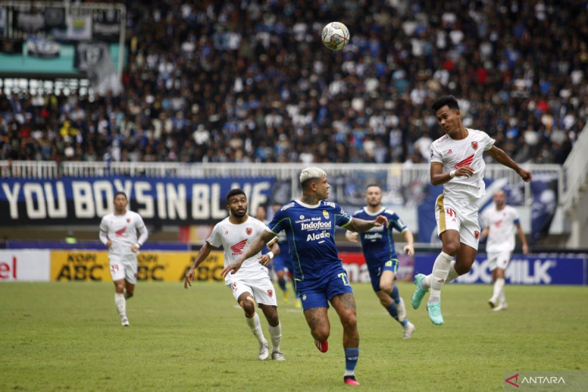 Sepak bola - PSM Makassar merangsek ke papan atas seusai hajar Persib Bandung 4-2