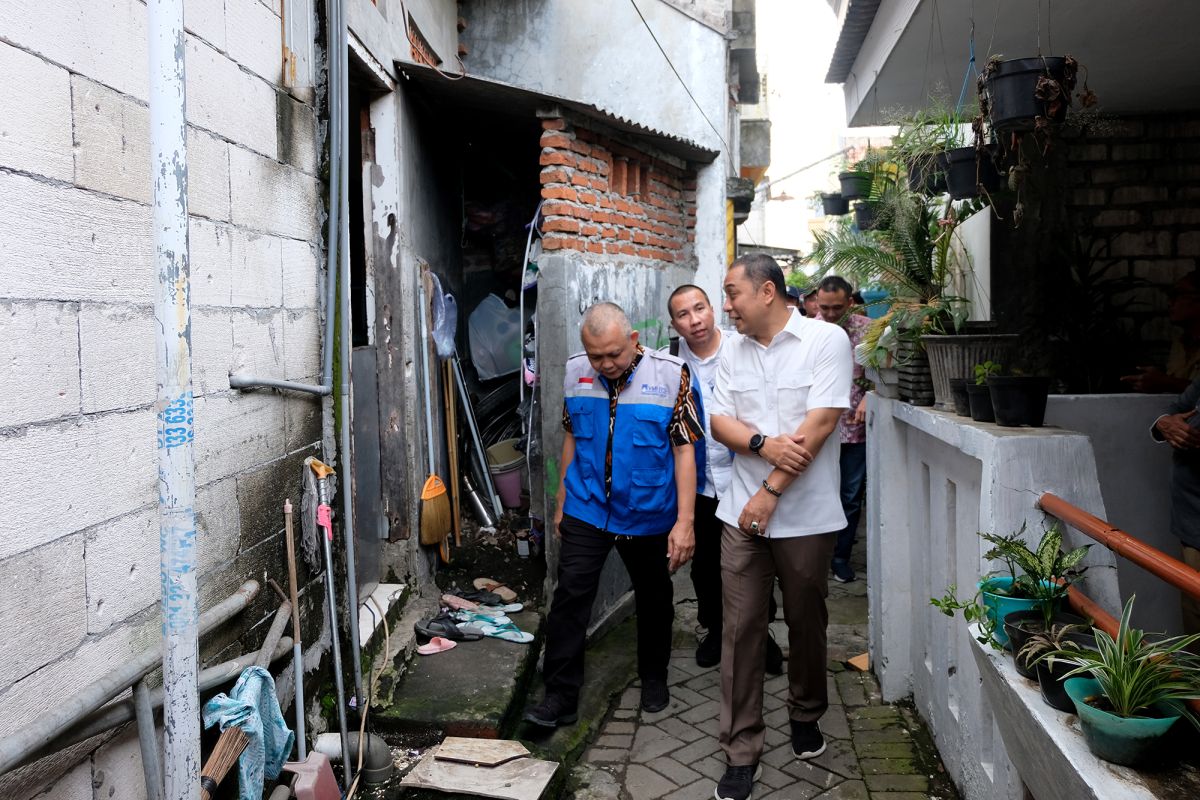 Pemkot-YMI ITS bedah rumah warga tidak layak huni di Surabaya