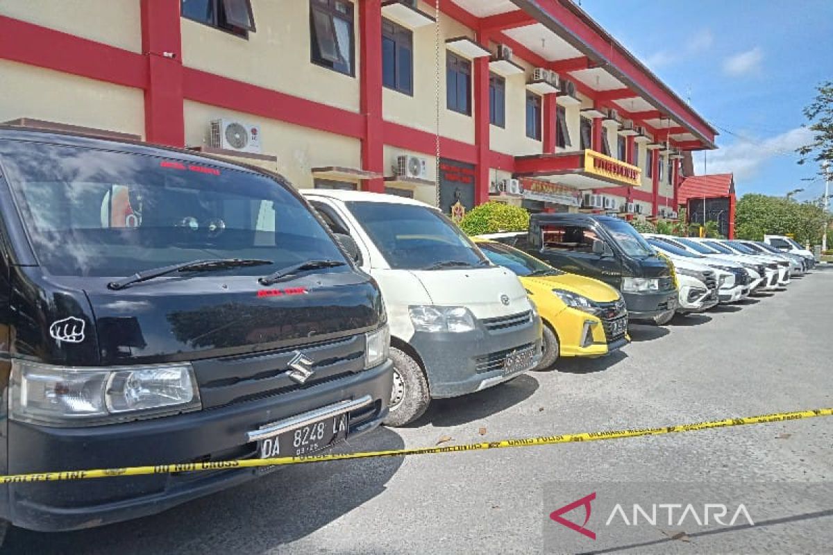 Polda Kalteng tangkap empat anggota sindikat penggelapan 14 mobil