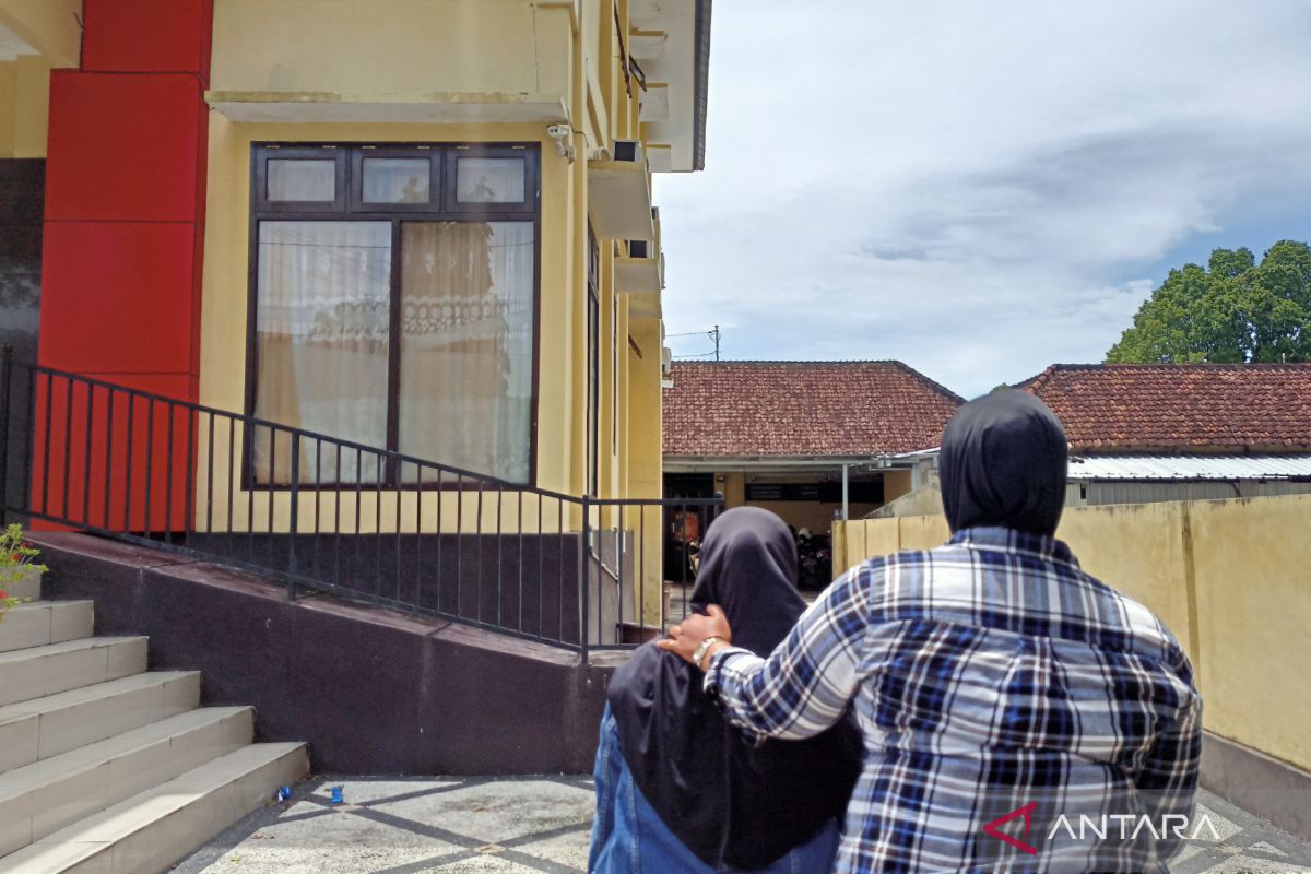 Emak-emak di Mataram ini catut nama anggota polisi raup belasan juta rupiah
