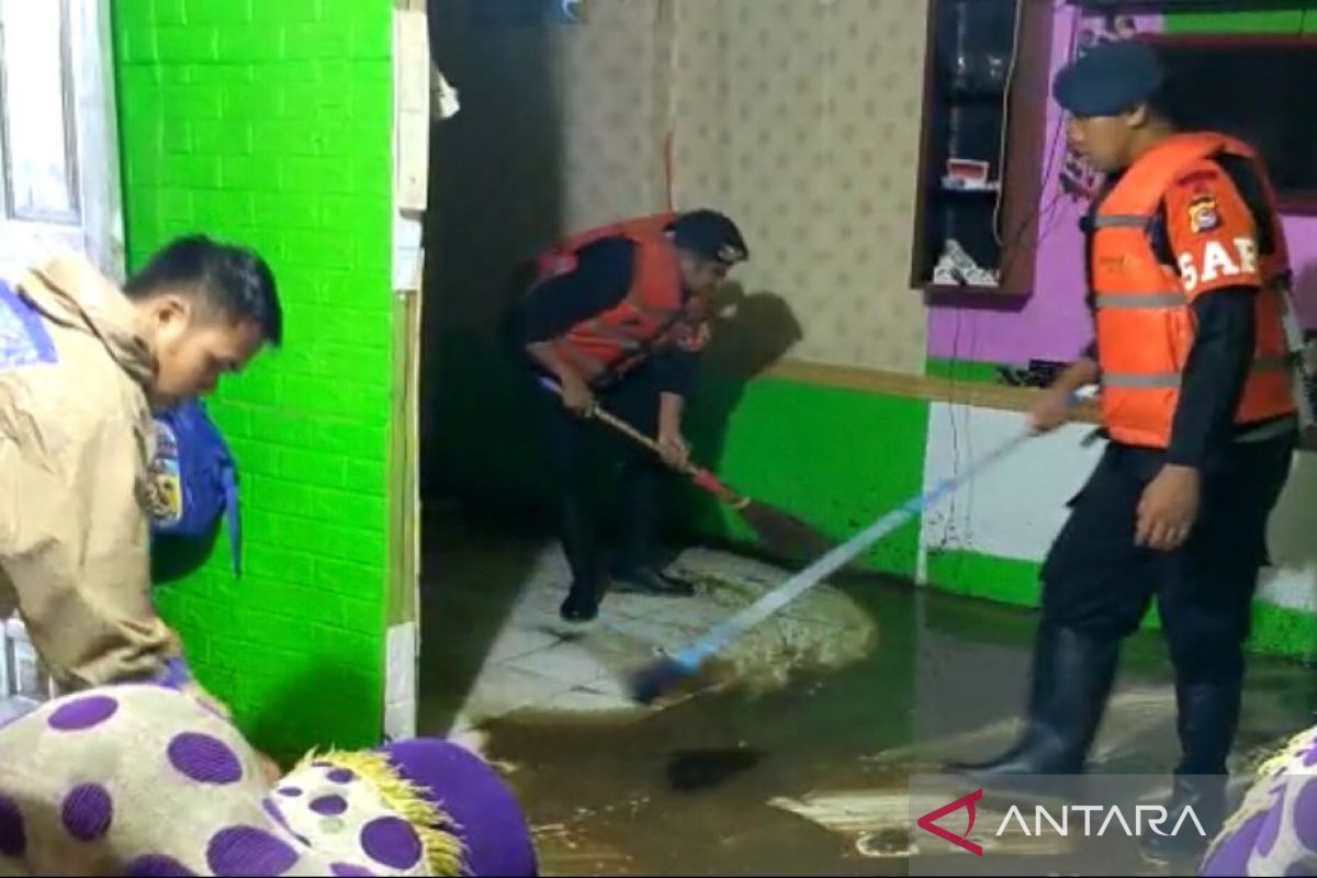 Personel Brimobda NTB membantu warga Sumbawa Barat bersihkan sisa banjir