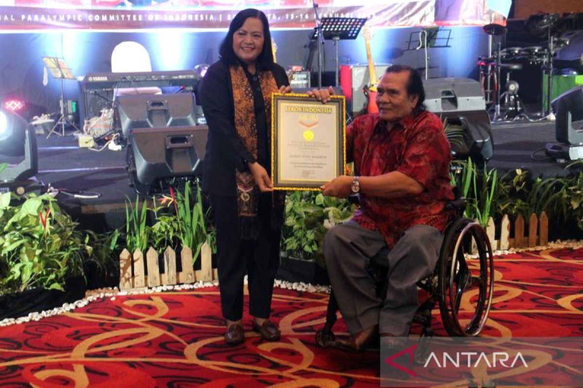 Ketum NPC Indonesia Senny Marbun terima penghargaan MURI