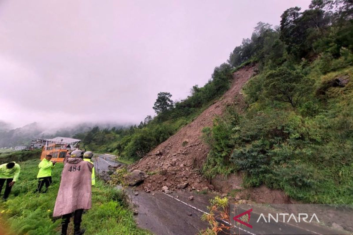 Tanah Longsor di Tawangmangu Karanganyar tutup akses jalan
