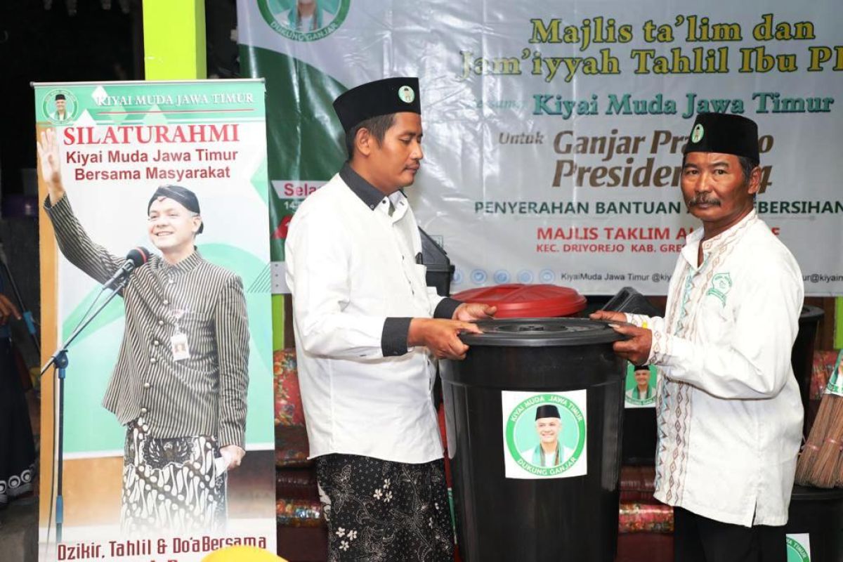 Dapat bantuan alat kebersihan, Majelis Taklim di Driyorejo sambut positif