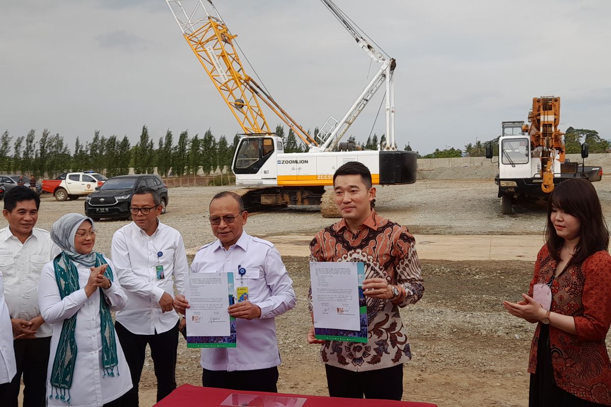 Disaksikan Menaker, VDNI Serahkan Bantuan Alat Berat kepada BPVP Kendari