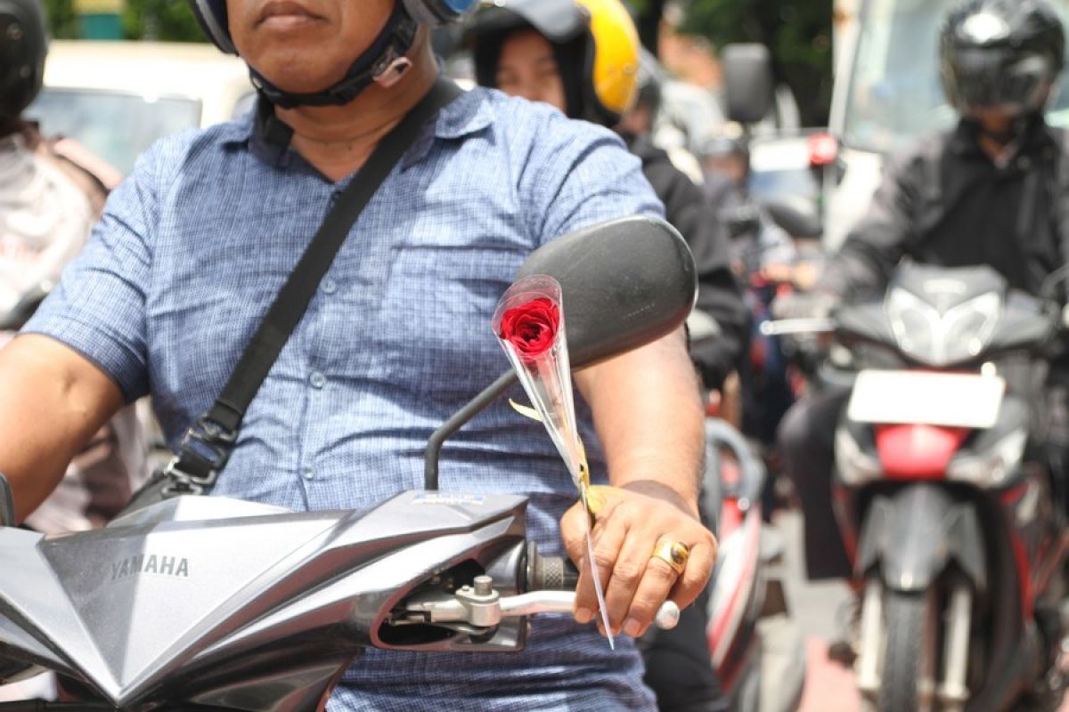 Polisi bagikan mawar saat Hari Valentine di Sukoharjo Jawa Tengah
