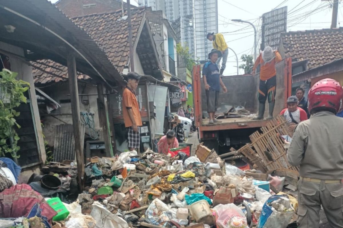 DLH gerak cepat tangani tumpukan sampah rumah tangga Surabaya