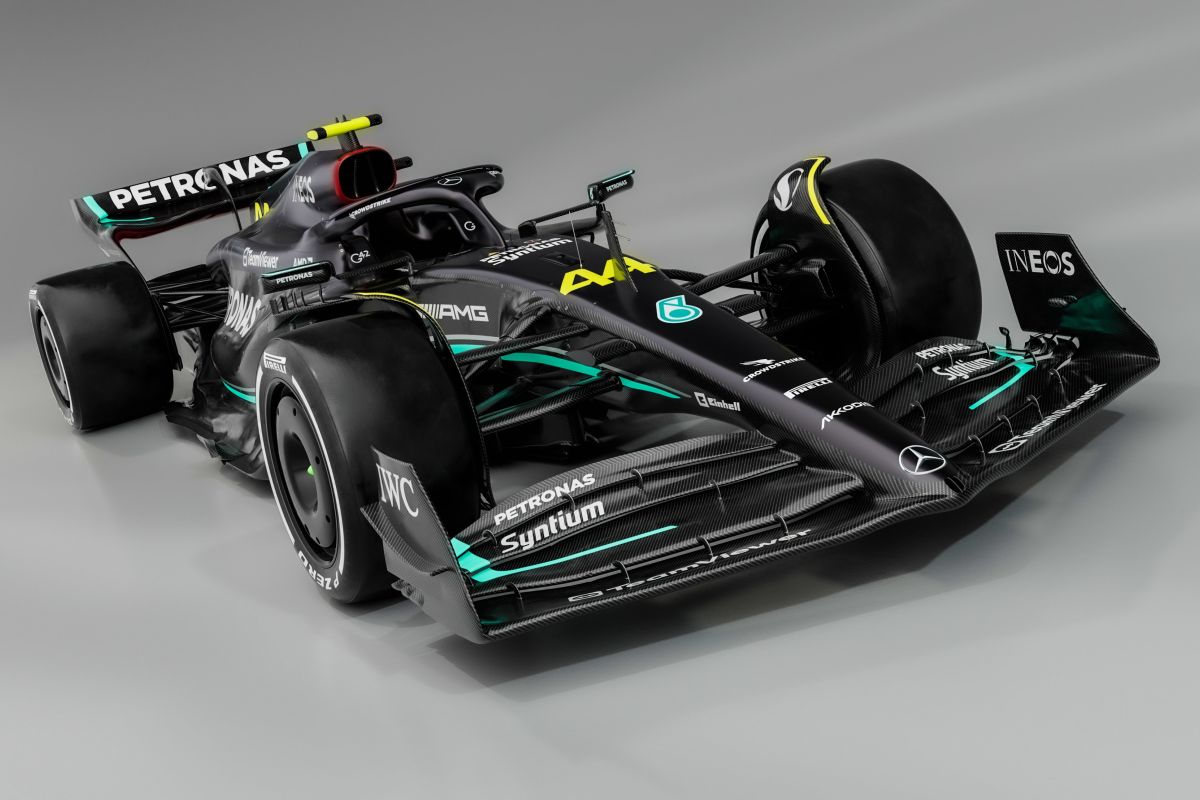 Mercedes W14 kembali dengan warna hitam untuk F1 2023