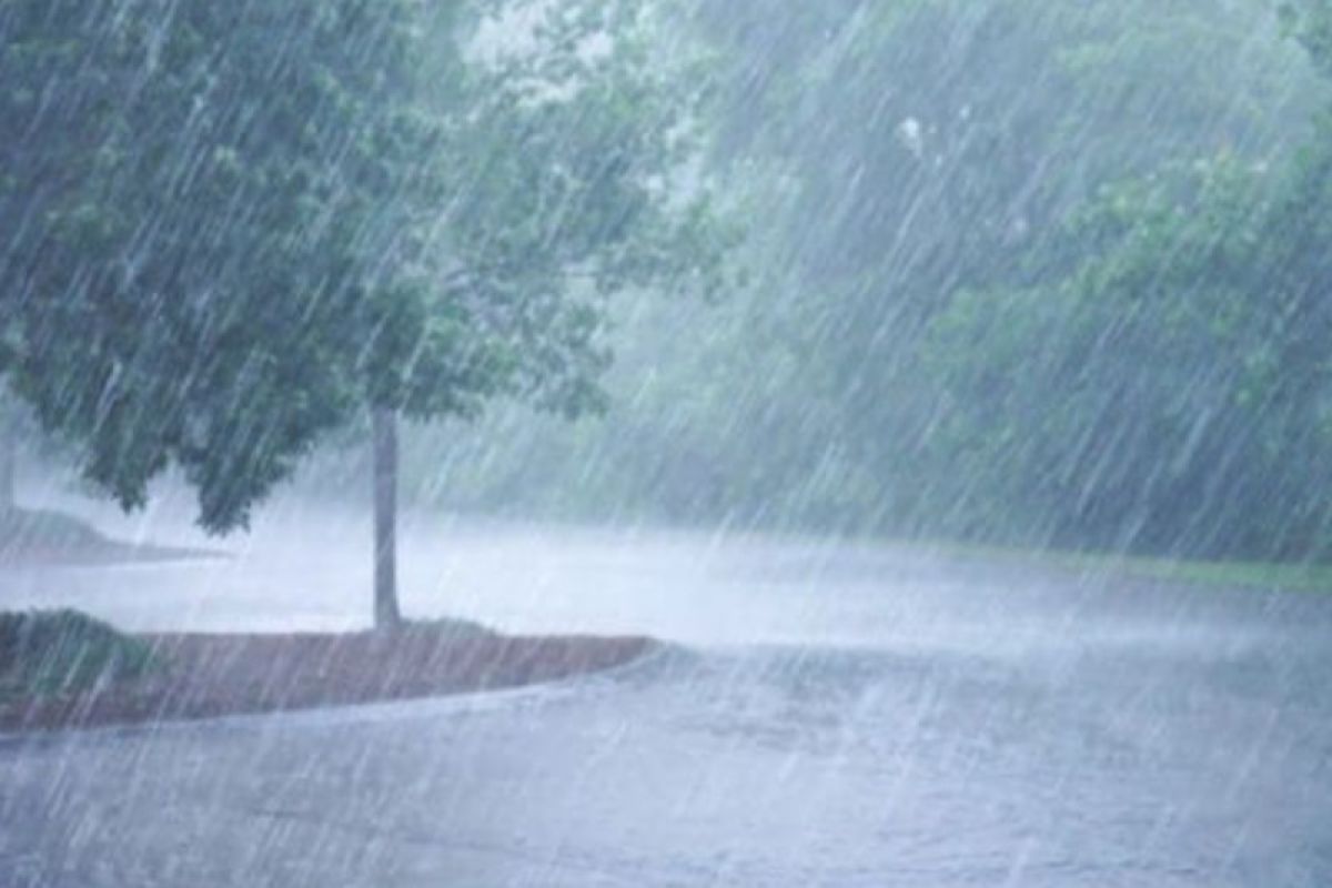 Hujan  deras guyur Palembang Minggu sore hingga Senin pagi