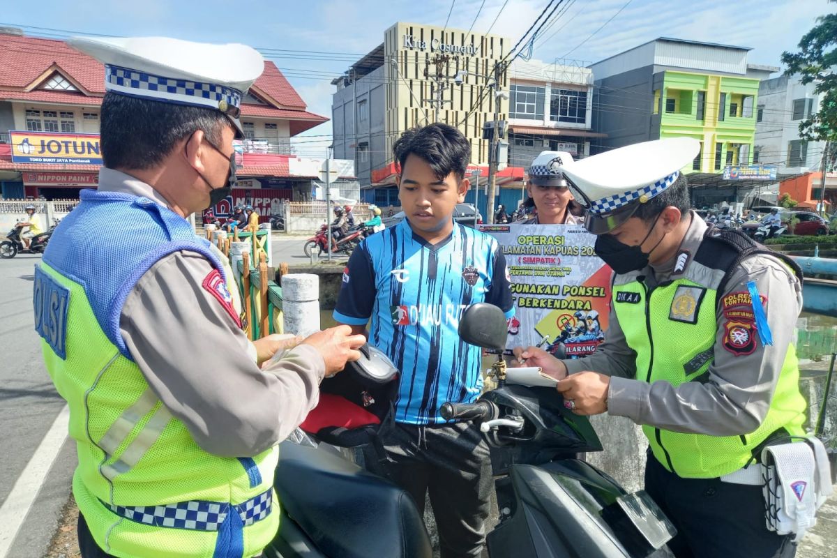 Polresta Pontianak bagi helm gratis upaya edukasi tertib lalu lintas