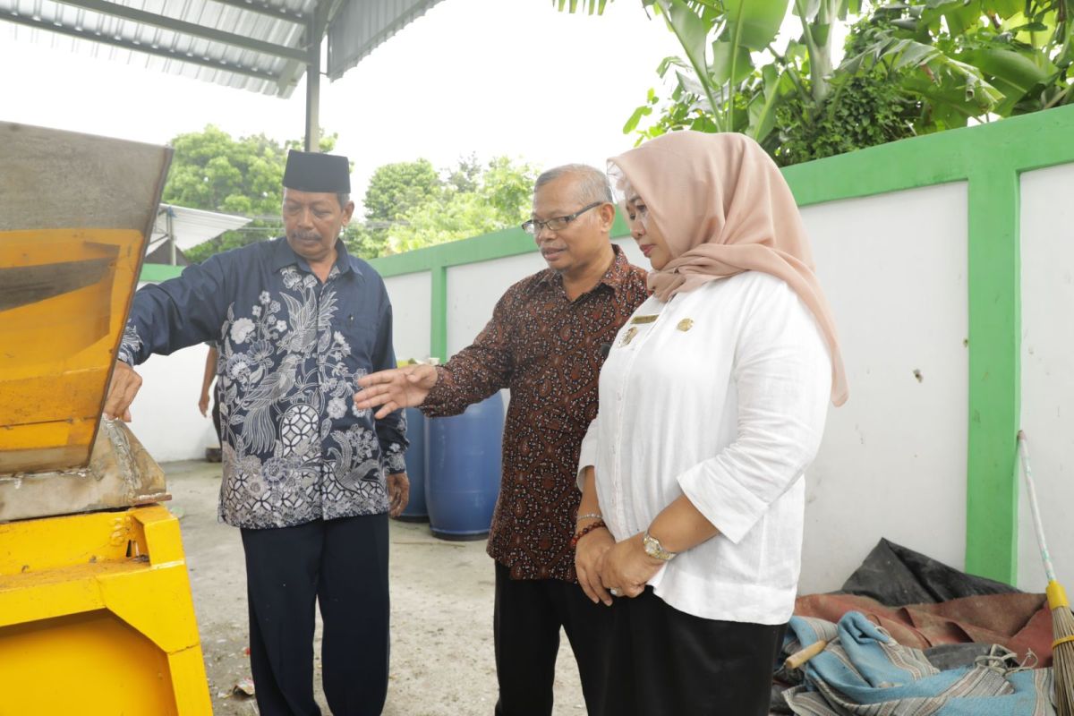 Bupati Sleman meresmikan pengolahan sampah bantuan Kementerian PUPR