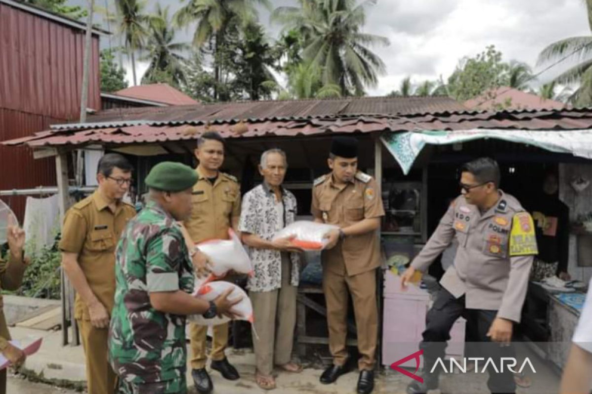 Pemkot Solok salurkan bantuan beras percepat entaskan kemiskinan