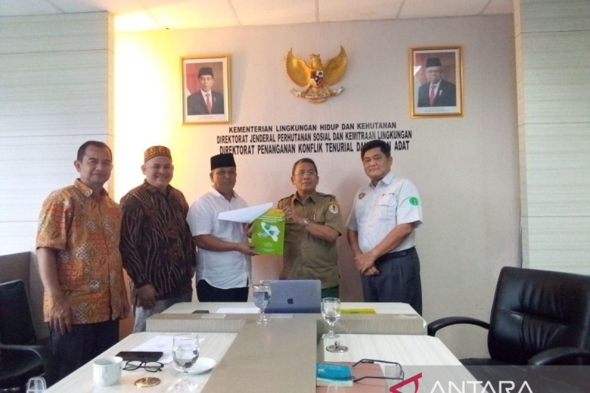 Peneliti PRHIA USK serahkan hasil kajian hutan adat Aceh ke KLHK