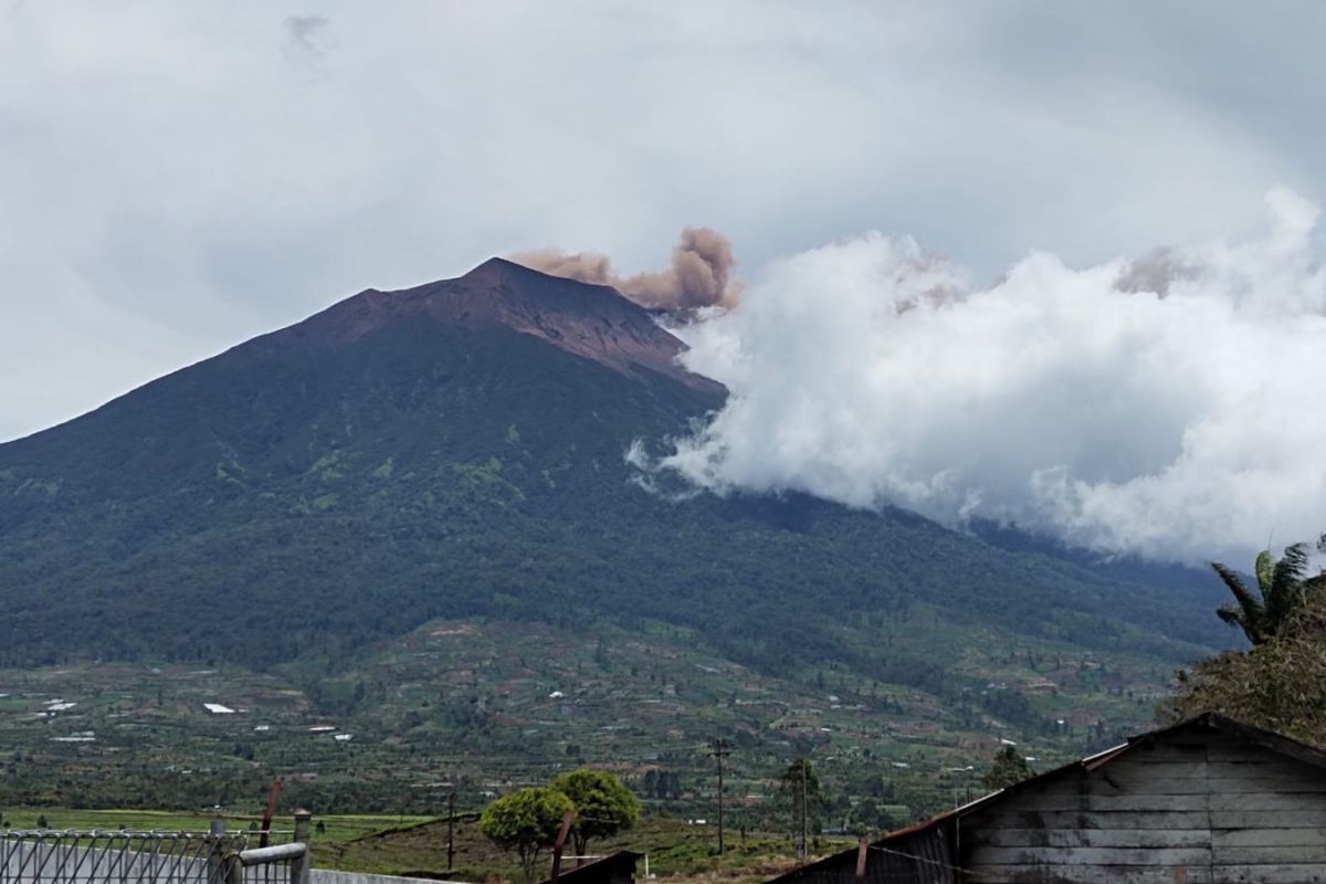 Gunung Kerinci kembali  hembuskan abu berwarna coklat