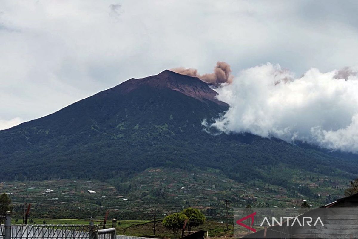 Gunung Kerinci kembali erupsi dengan kolom abu berwarna coklat