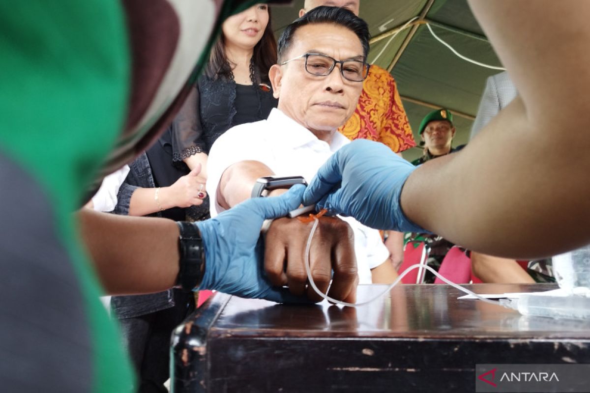 Moeldoko ikuti penyuntikan Vitamin C untuk masyarakat di Lembang