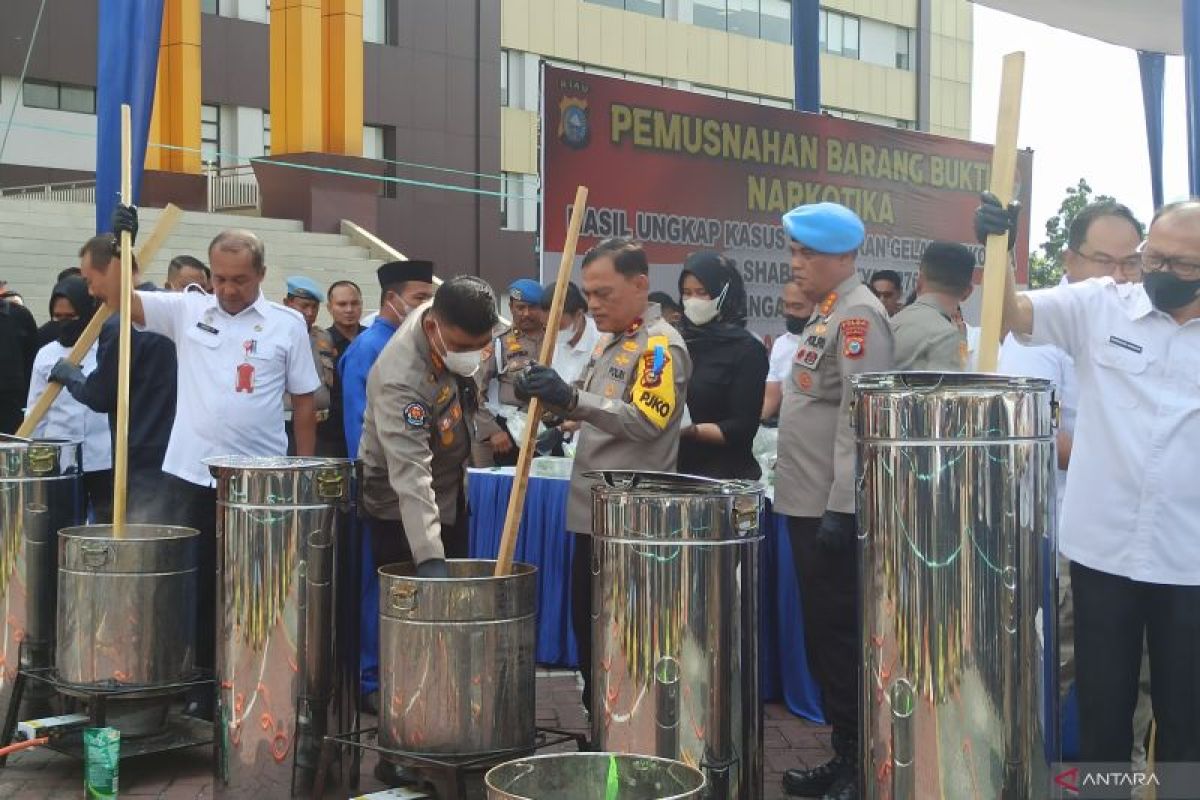 Riau police destroy 276 kg crystal meth smuggled from Malaysia