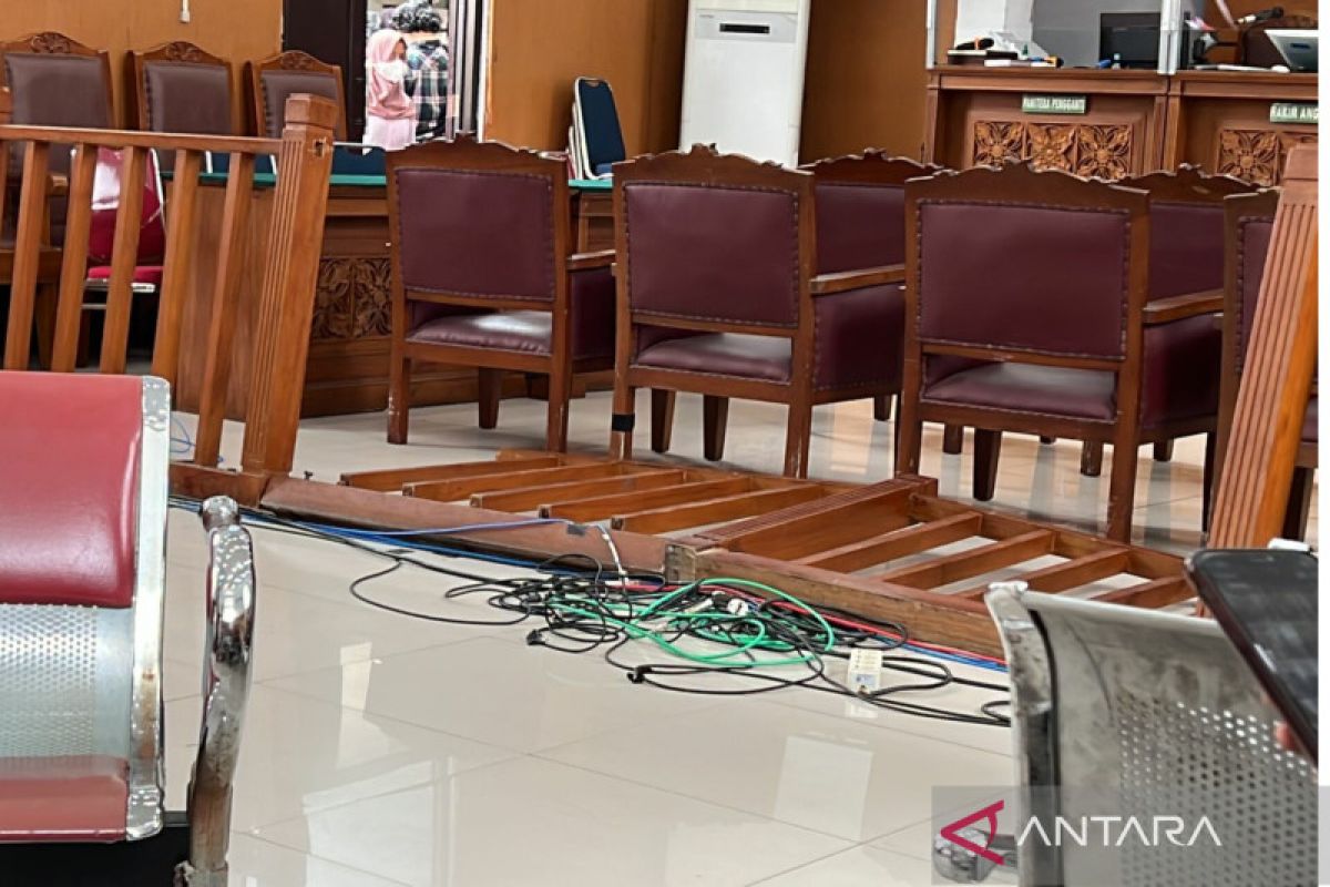 PN Jakarta Selatan: Robohnya pembatas ruang sidang karena awak media