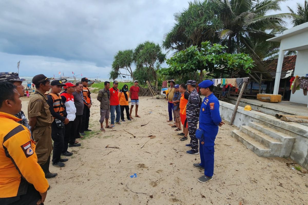 Tim SAR sisir Pantai Panggarangan untuk cari warga alami kecelakaan laut