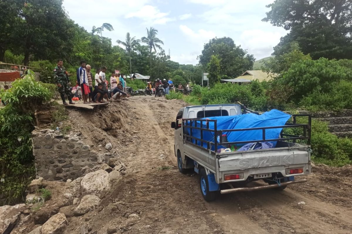 BPBD imbau pengguna jalur Trans Flores Ende Maumere waspada longsor