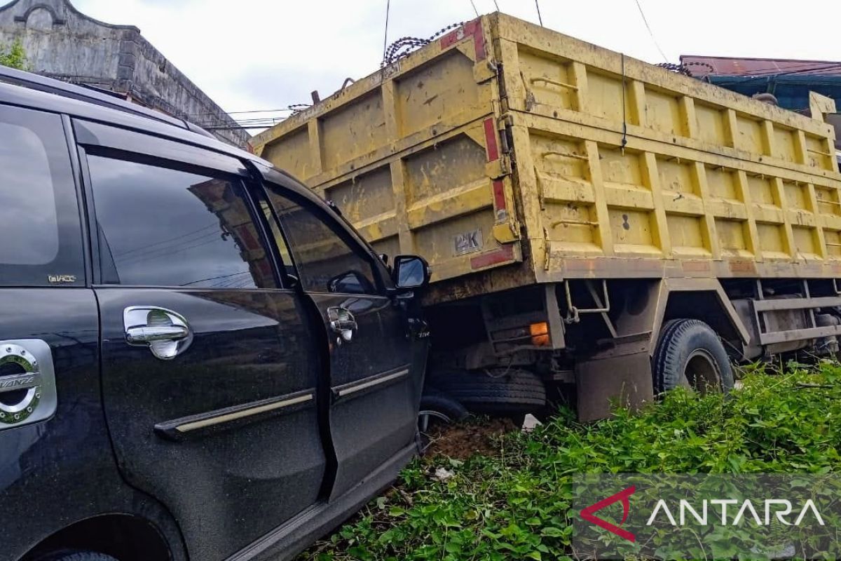 Insiden truk termundur mengakibatkan tabrakan beruntun di Sambutan