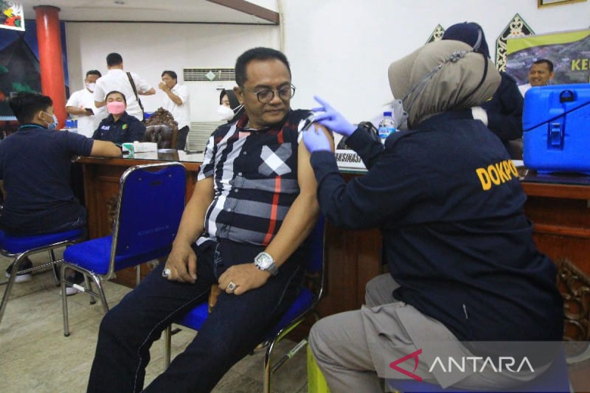 Ketua DPRD Palangka Raya ajak warga lakukan vaksin penguat dosis dua
