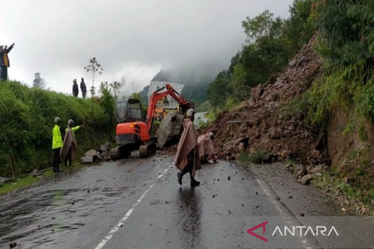 Evakuasi longsoran di Karanganyar dihentikan karena cuaca