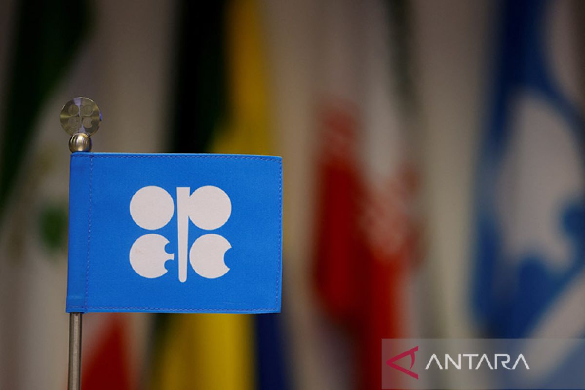Minyak naik seiring pemotongan OPEC, antisipasi penurunan stok AS