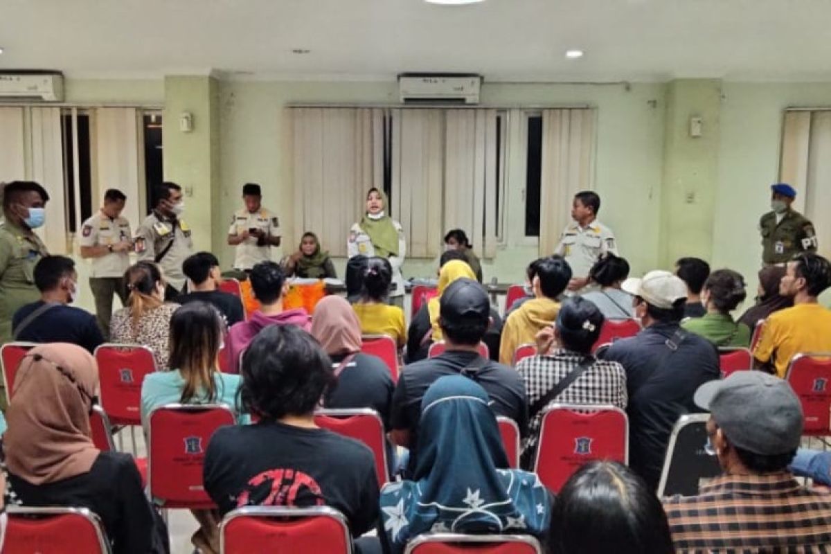 Puluhan pasangan bukan suami istri terjaring razia Valentine di hotel Surabaya