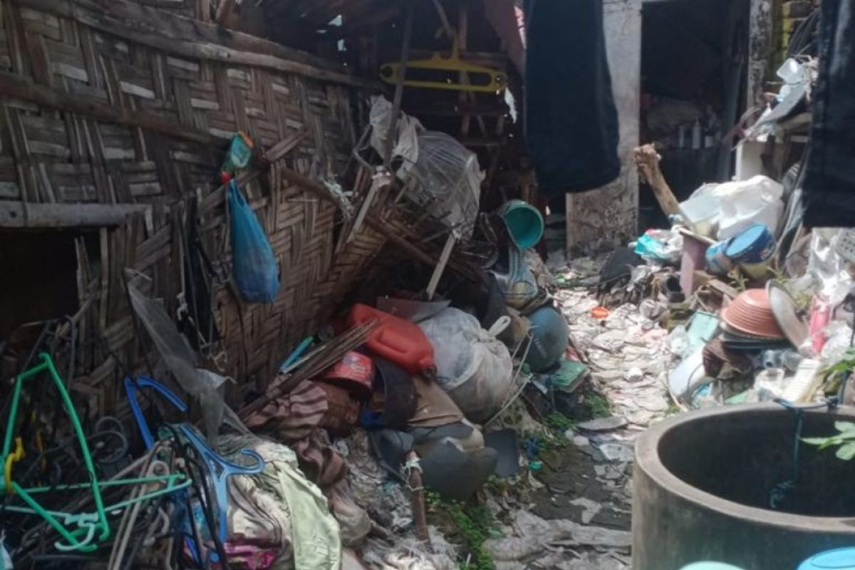 Tumpukan sampah rumah tangga di Surabaya dibiarkan puluhan tahun