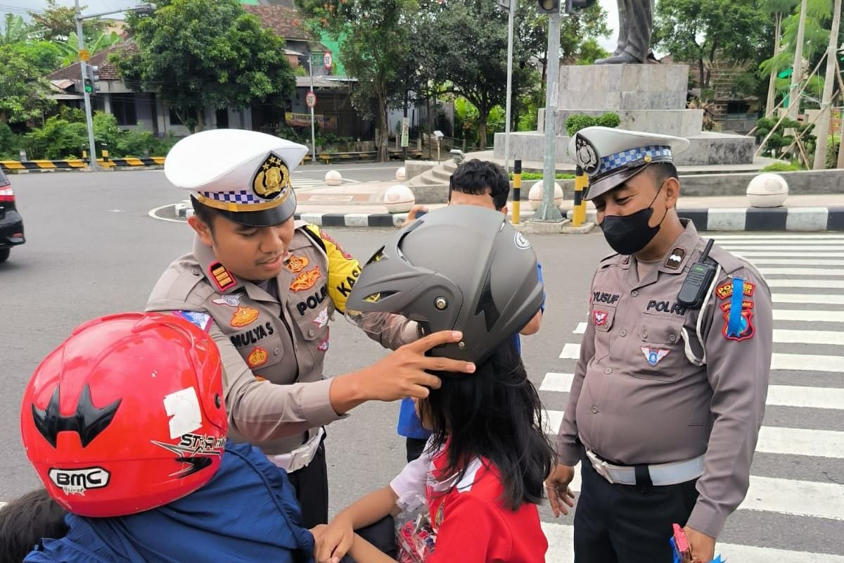 Polres Blitar  bagikan helm gratis bentuk kepedulian pada keselamatan