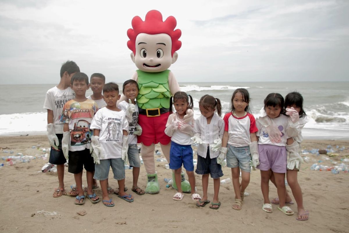 "Kiko In The Deep Sea" mengajak anak-anak ikut bersihkan pantai dari sampah