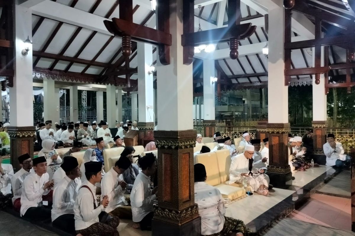 Para kiai sepuh gelar tahlil dan istigasah di makam pendiri NU di Jombang