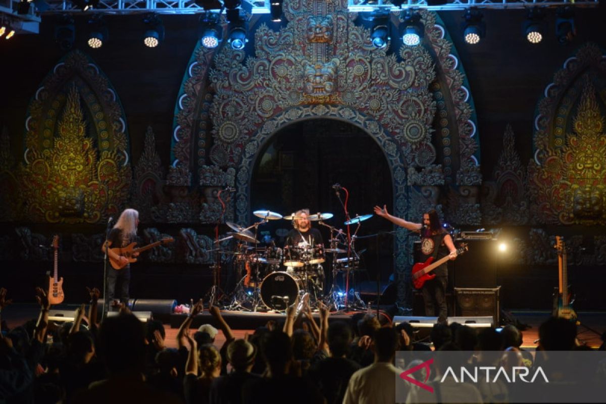 Tak ada gawai terangkat saat The Aristocrats pentas di Bali