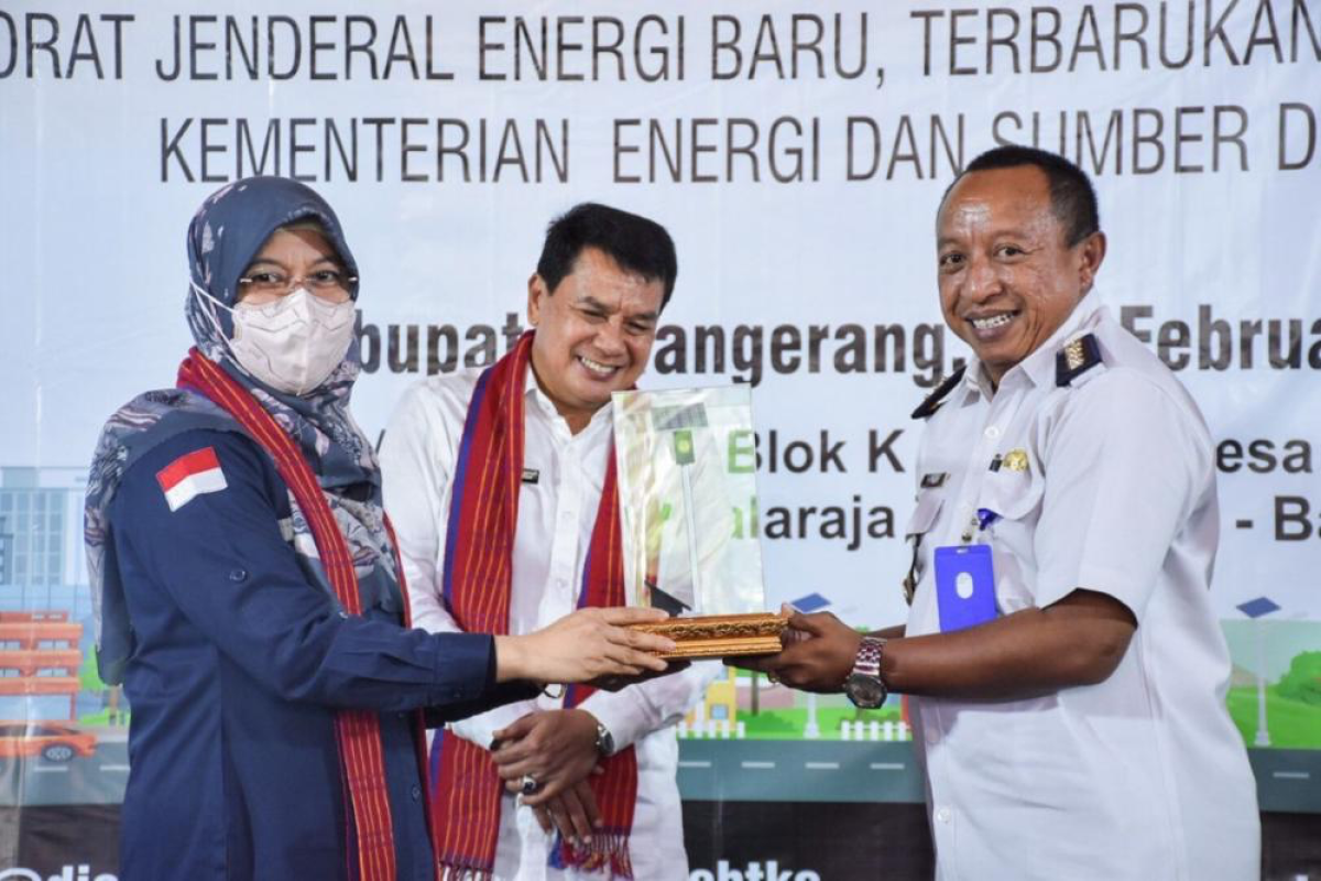 Kementerian ESDM pasang 425 unit PJU-TS di Tangerang