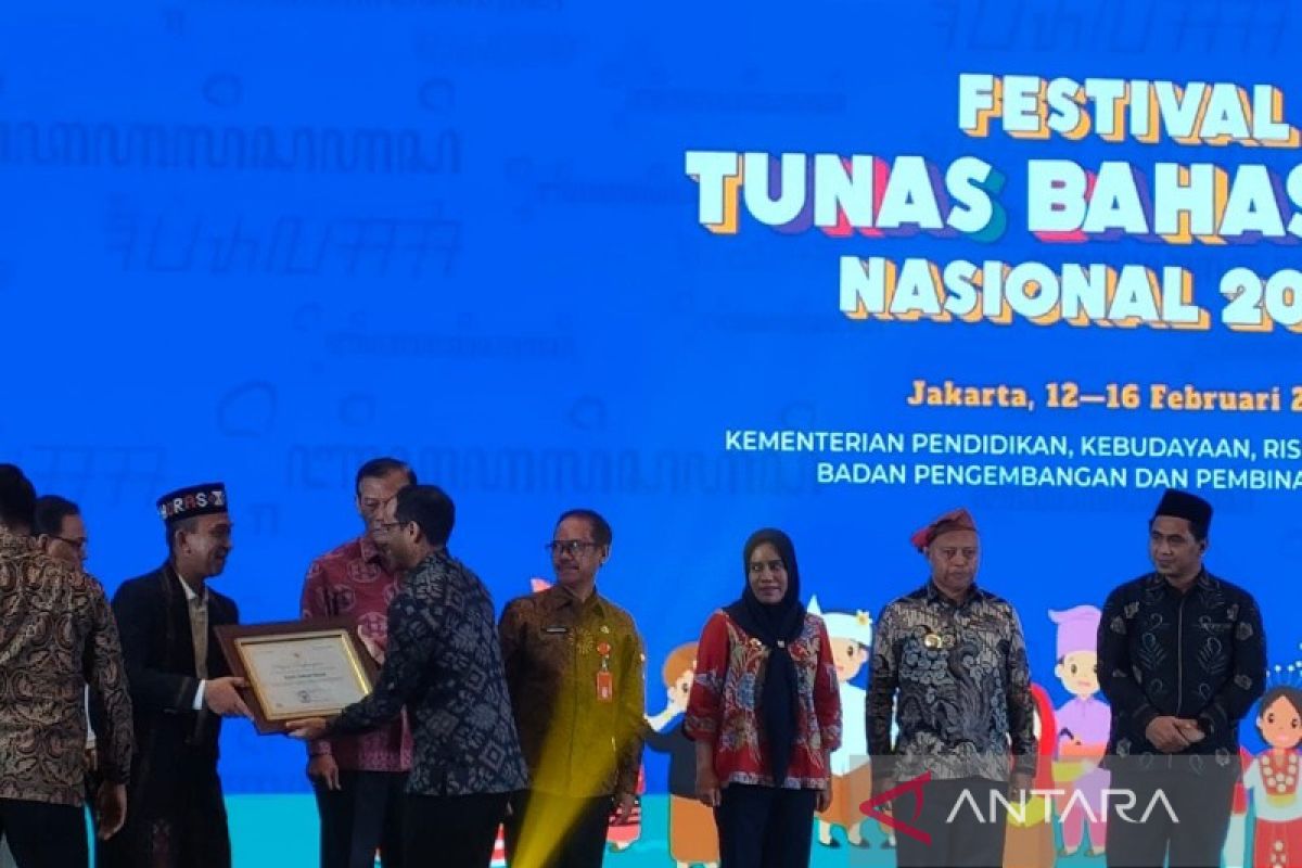 Lestarikan bahasa daerah, Mendikbud Ristek berikan penghargaan kepada Pemkab Tapsel